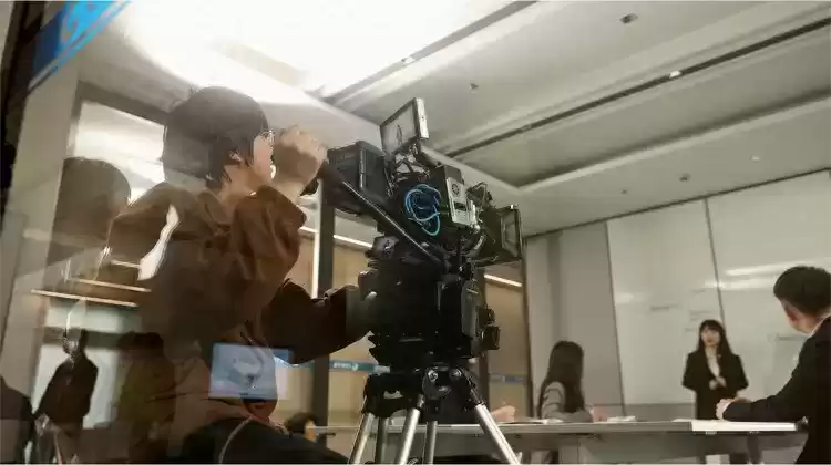 光影魔法：服装广告片制作实战解析——用影像重塑时尚叙事