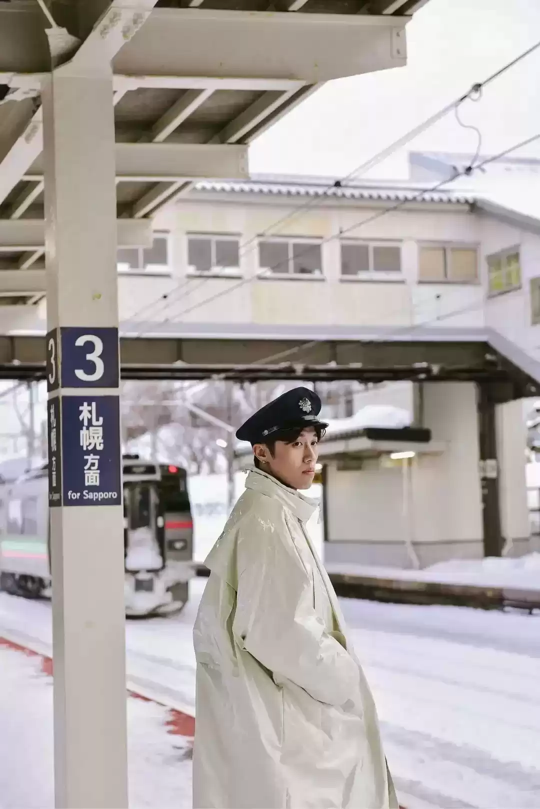 从广告男孩到影坛野马：周游的逆袭传奇