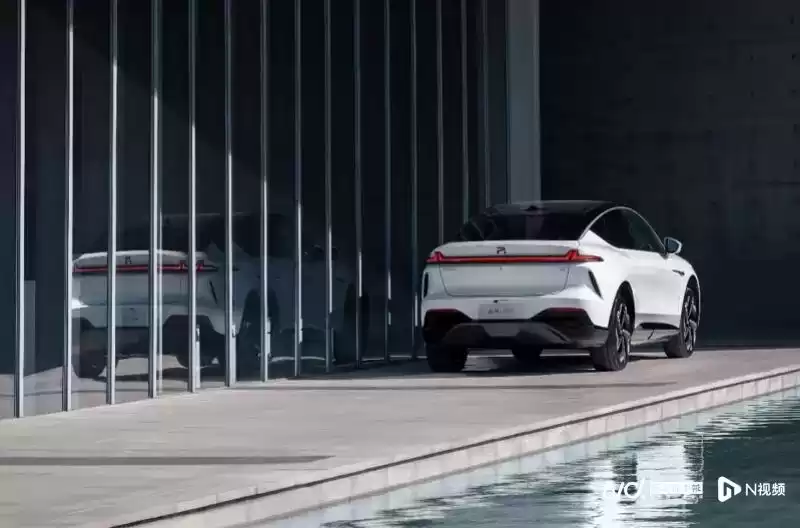 飞凡R7楼宇广告刷屏：揭秘“与其WHY不如选飞凡”的爆款密码