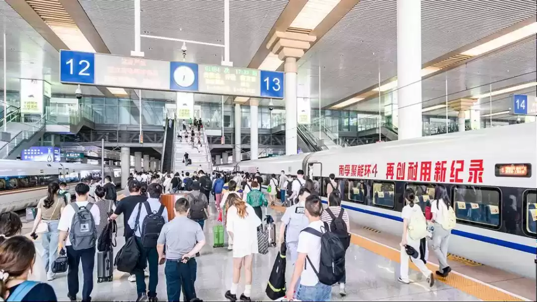 高空轰炸 vs 地面占领：飞机广告与列车广告的营销终极指南！