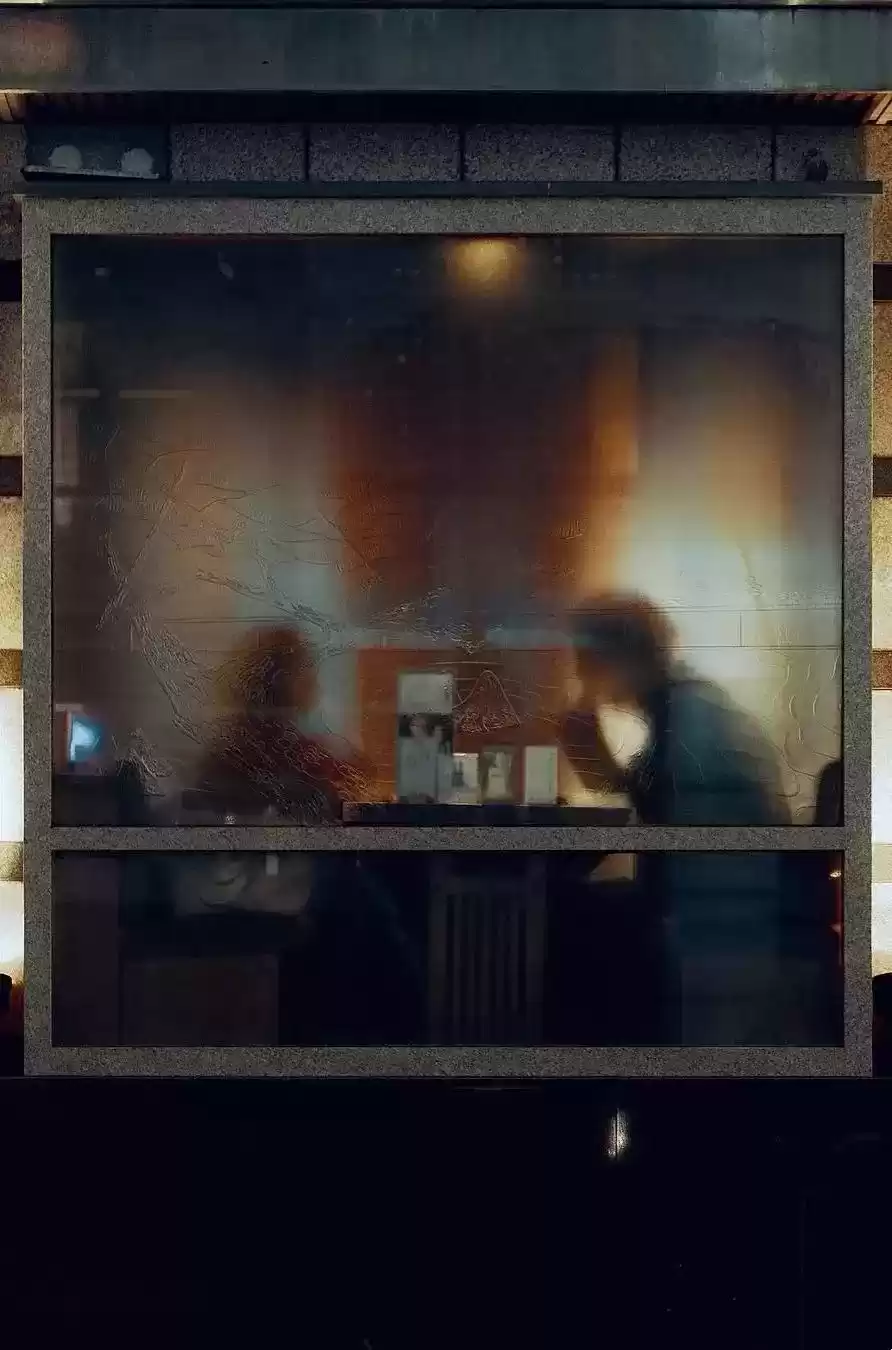 橱窗摄影魔法：瞬间点燃你的街头灵感！