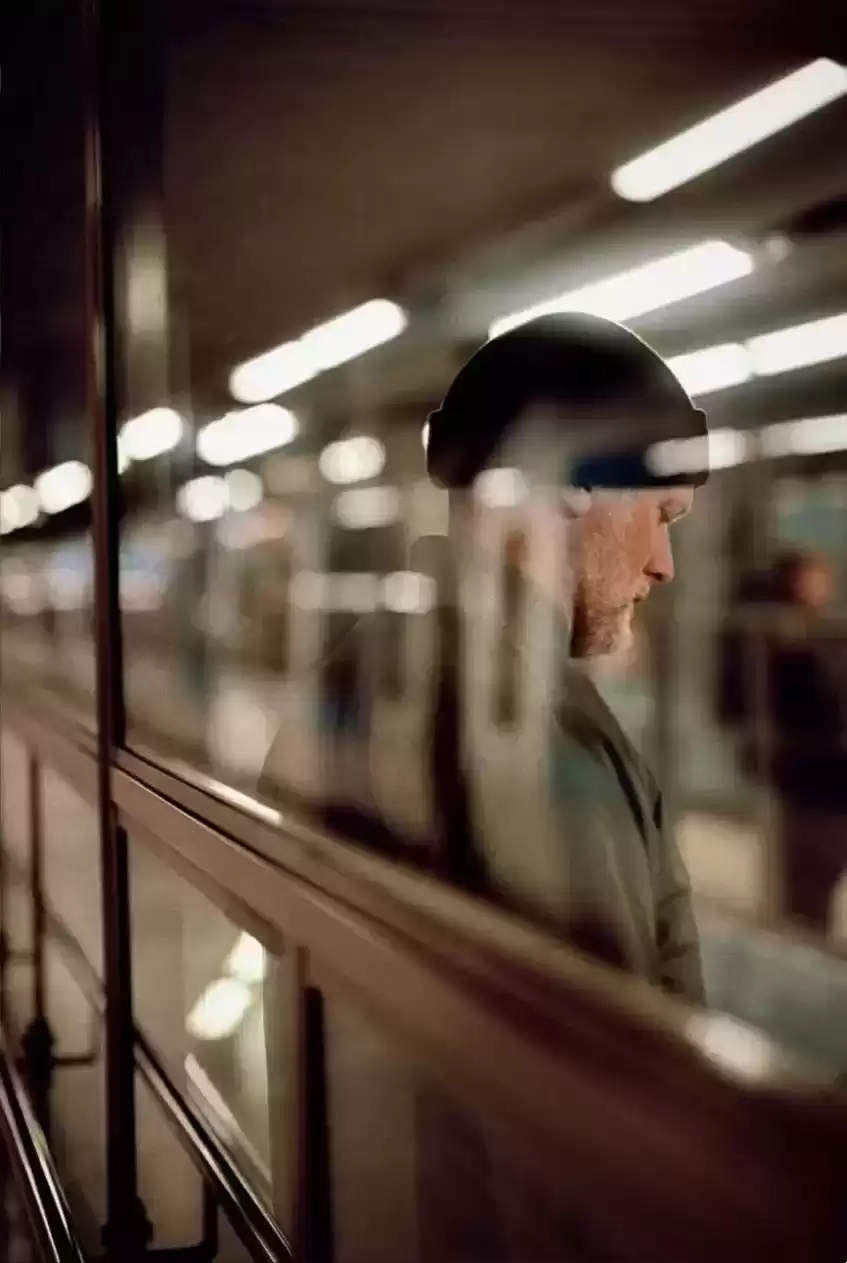 橱窗摄影魔法：瞬间点燃你的街头灵感！