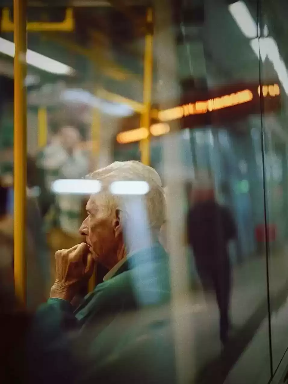 橱窗摄影魔法：瞬间点燃你的街头灵感！