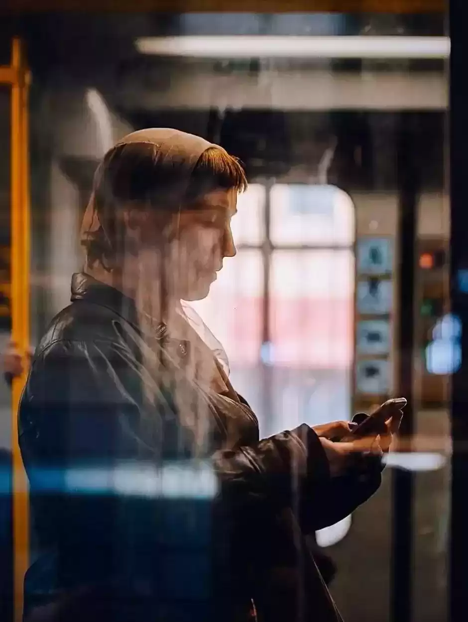 橱窗摄影魔法：瞬间点燃你的街头灵感！