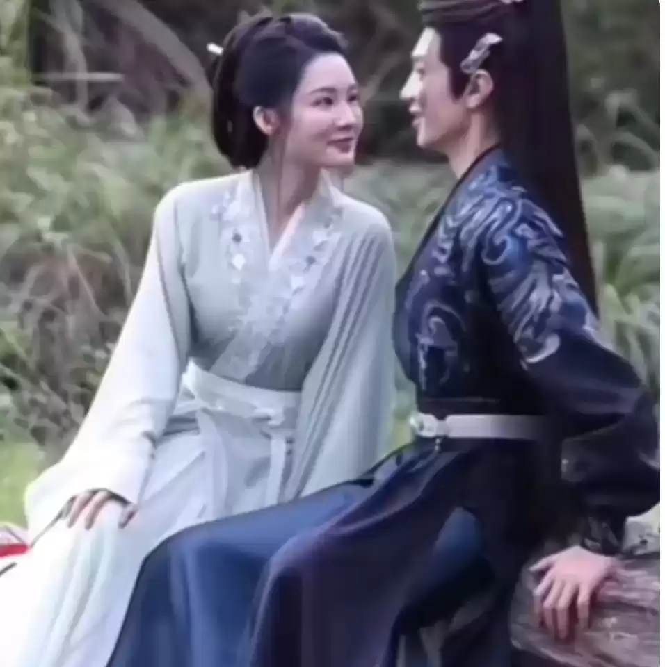 “穷鬼剧宣”破圈记：《一笑随歌》如何用逆向营销引爆全民狂欢？