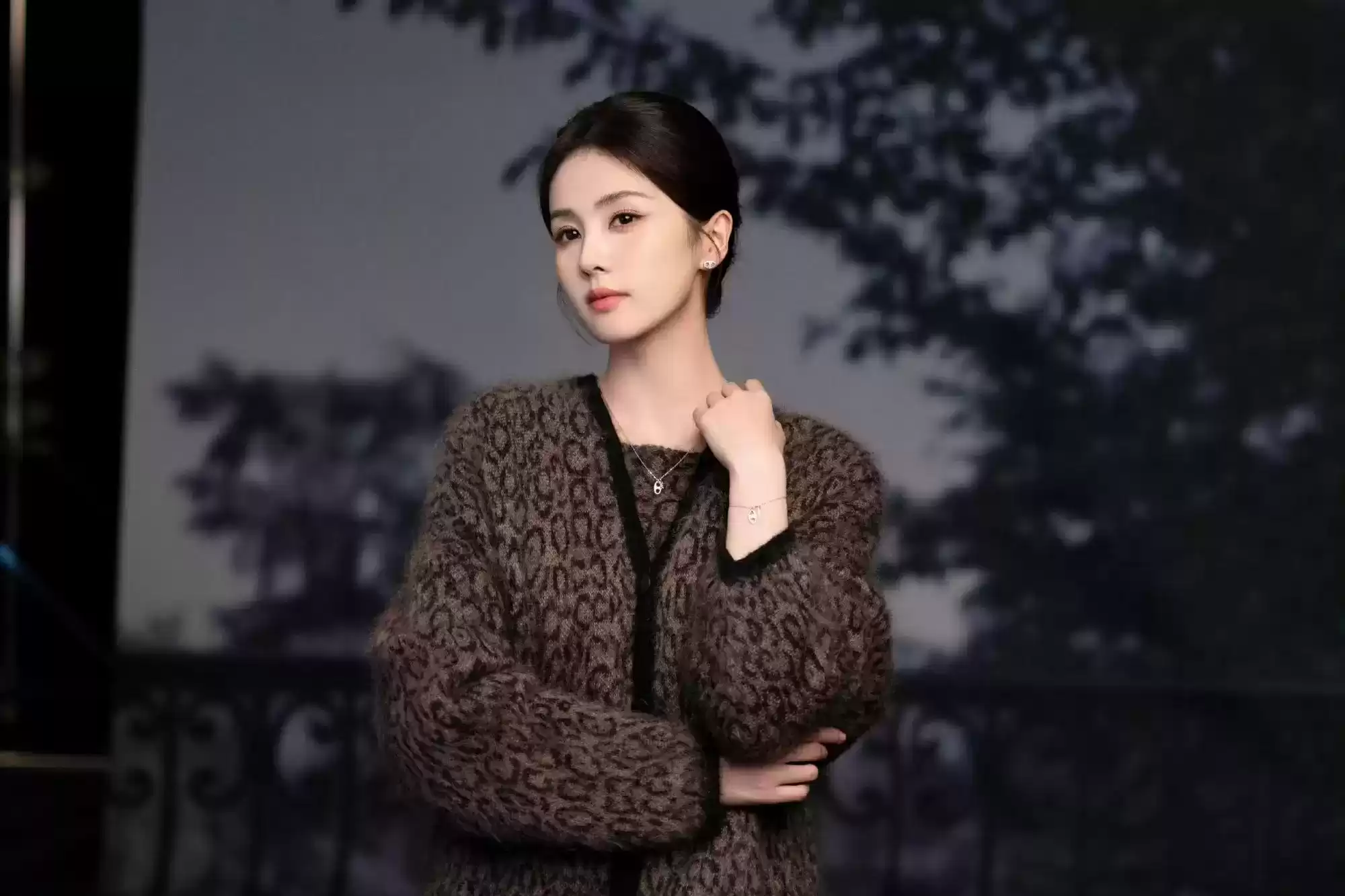 白鹿阿玛尼大片震撼解析：高级感炸裂，少女蜕变惊艳全场！