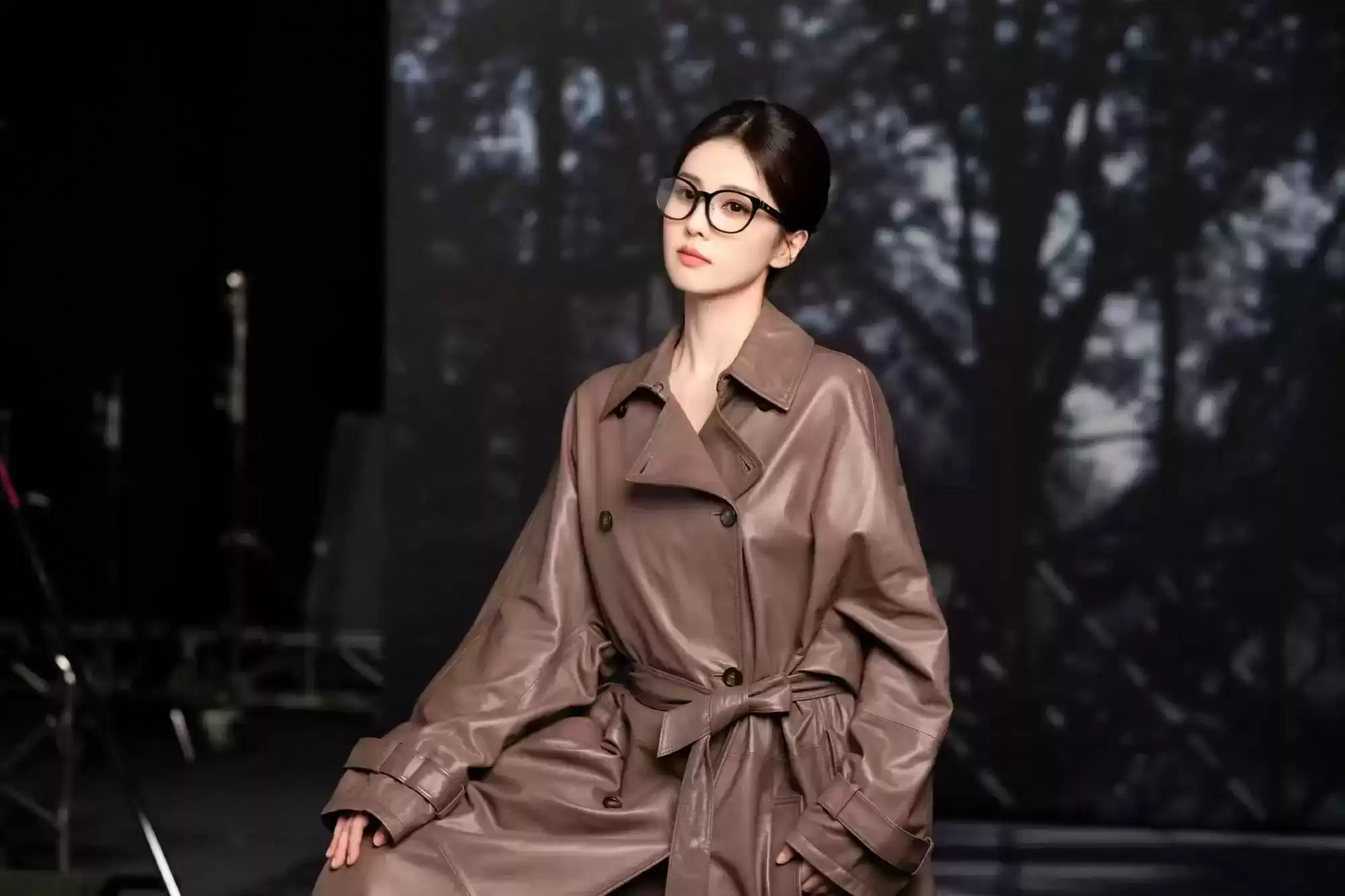 白鹿阿玛尼大片震撼解析：高级感炸裂，少女蜕变惊艳全场！