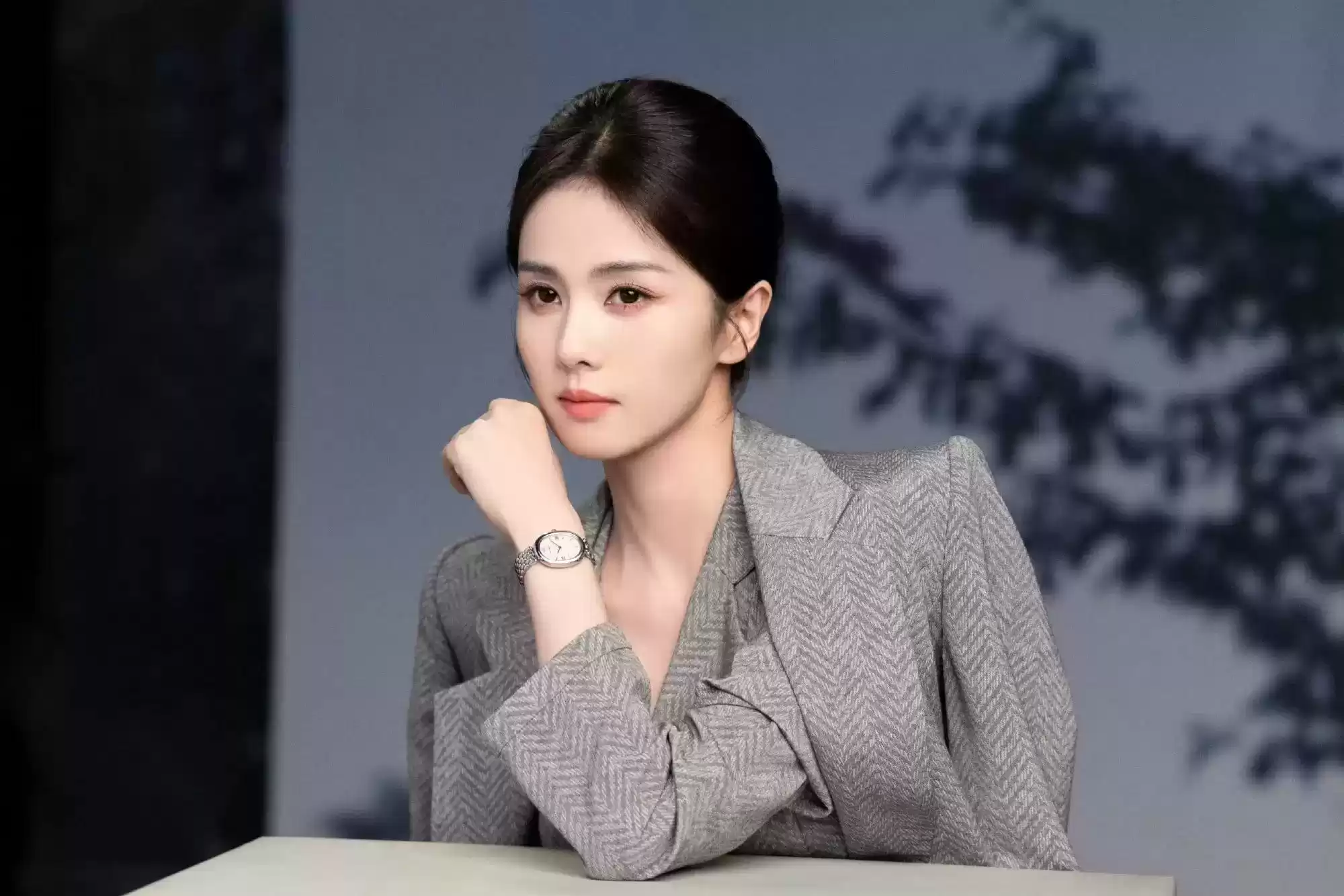 白鹿阿玛尼大片震撼解析：高级感炸裂，少女蜕变惊艳全场！